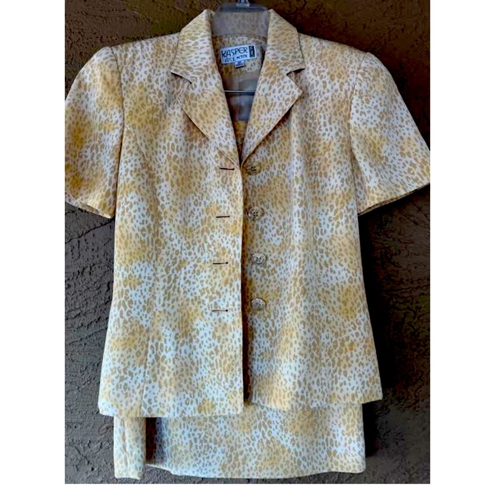 Kasper 2P animal print jacket and skirt set.